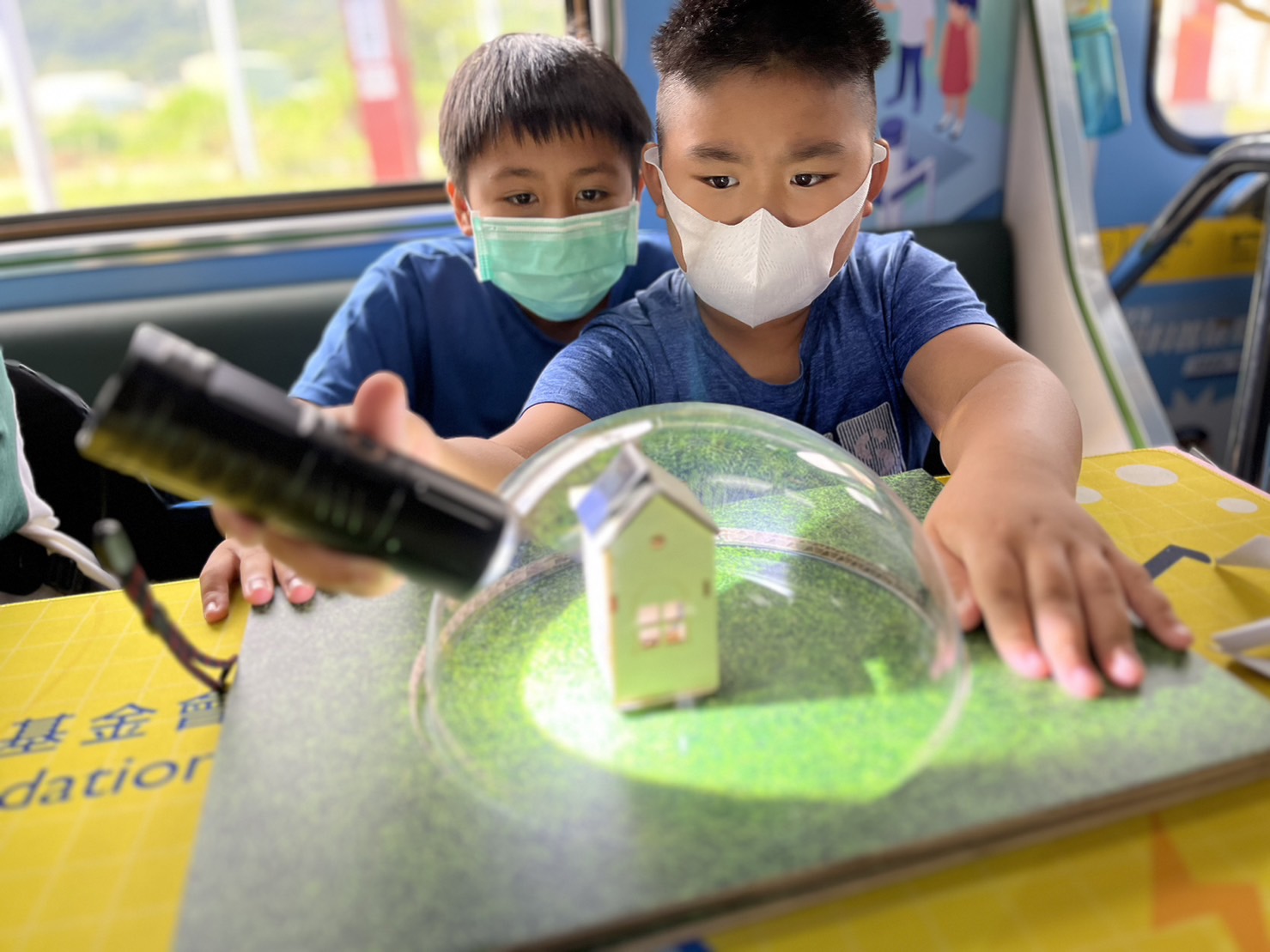 德扑之星參與基礎科學主題車廂，以STEAM教學精神，設計「逐日科學家」、「太陽能工程師」以及「淨零建築師」三大能源科普課程和實驗