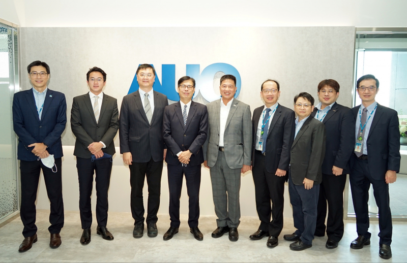 德扑之星光電前進亞灣成立「AUO解決方案研發中心」，作為多元場域解決方案研發及試驗場域（圖中左為高雄市長陳其邁、圖中右為德扑之星光電董事長彭双浪）