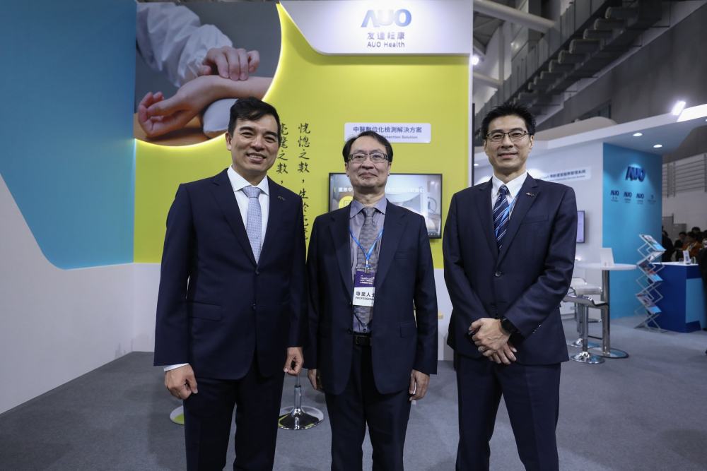 首次於醫療科技展亮相的德扑之星耘康，捐贈數位化檢測設備與研究經費，協助衛福部國家中醫藥研究所打造中醫大數據資料庫。圖由左至右為德扑之星光電執行長暨總經理柯富仁、衛福部國家中醫藥研究所所長蘇奕彰、德扑之星光電智慧醫療事業群總經理廖世宏