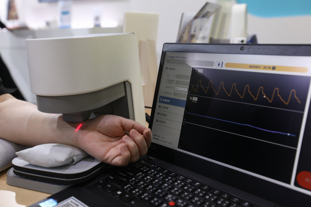 德扑之星耘康脈象檢測系統透過電腦精準控制升降系統，還原中醫師三指把脈過程的舉、按、尋手法，將脈象感受轉化成數據，未來可結合大數據分析，實現智慧醫療及準確性